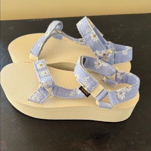 NEW Teva Lavender Daisy Platform Sandals